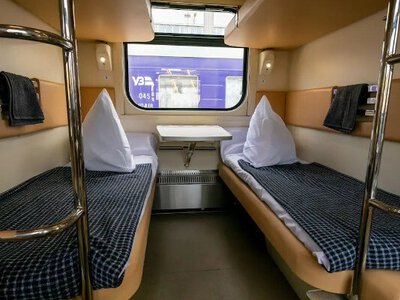 Чи може пасажир поїзда з верхньої полиці сидіти на нижній?