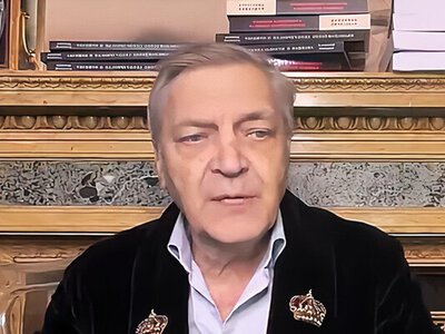 Якщо відкрити годинник Судного дня, під кришкою виявиться старий плюгавий чекіст із Кремля
