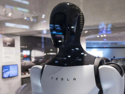 Tesla припиняє випуск двох флагманських моделей і замість них вироблятиме людиноподібних роботів