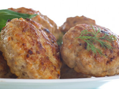 Щоб котлети були соковитими, не потрібно замішувати фарш. Робіть як професійні кухарі