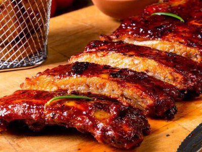 Наче з печі! Соковиті запечені ребра з картоплею в горщику