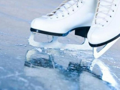 Київ узимку: киянка використала Хрещатик як ковзанку