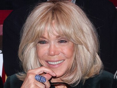 Бріжит Макрон у темно-смарагдовому вбранні і з сумкою Dior прийшла на фешнпоказ у Парижі (фото)