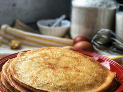 Господині розповіли, за яким рецептом млинці дійсно виходять тонкими та ажурними