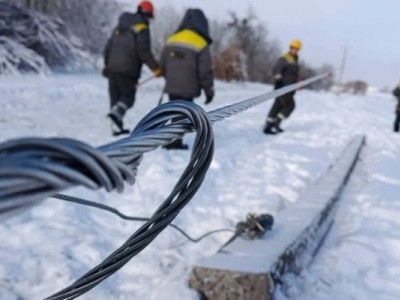 Обриви проводів через негоду: українців попередили про небезпеку