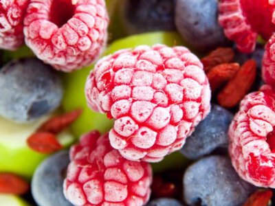 Свіжі чи заморожені: які ягоди насправді корисніші та з якими краще готувати