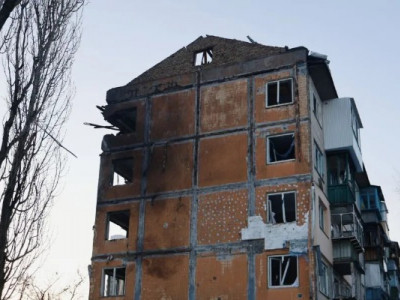 Діра у даху будинку та вибиті вікна: наслідки атаки РФ у Києва. Фото та відео