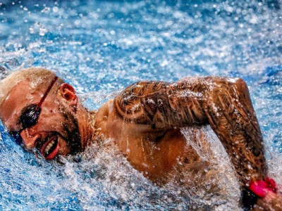 У Києві встановили рекорд добового запливу. У ньому взяли участь аматори й ветерани. Фото