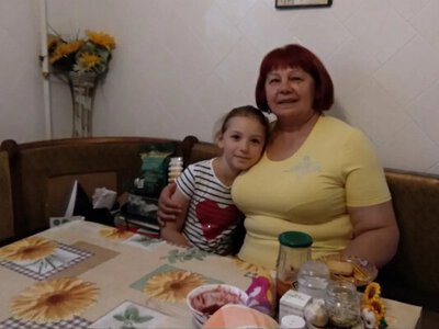 Як бабуся і дідусь самі виховують онуку після смерті сина — реальна історія з Києва