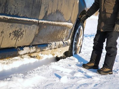 Зимова сіль на кузові автомобіля: мити негайно чи дочекатися потепління