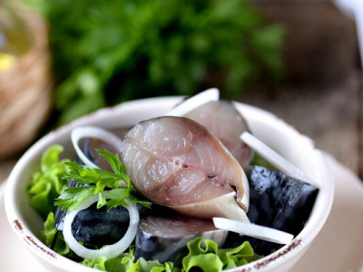 Набагато смачніша, ніж із магазину. Солона скумбрія за таким рецептом – ідеальна