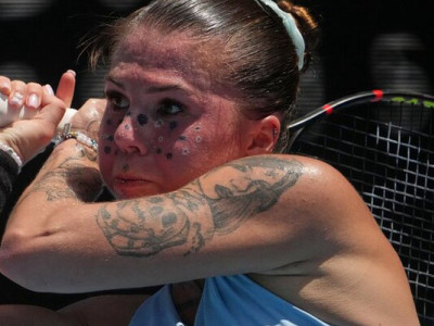 Сіярто назвав «скандальною» відмову українки Олійникової тиснути руку тенісистці з Угорщини