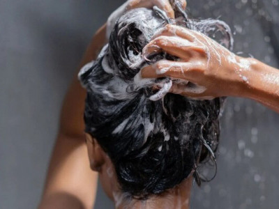 Чому волосся звикає до шампуню?