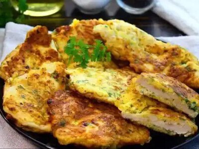 Курячі відбивні у цибулево-сирному клярі: простий рецепт соковитої домашньої страви