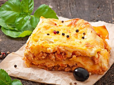 Золота скоринка і соковиті шари: овочева лазанья, що пахне домом