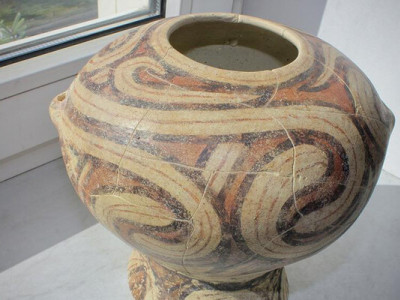 Збережено для України: митники передали до музею трипільську вазу, яку намагалися вивезти з країни. ФОТО