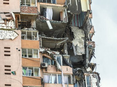 Шокуюча правда: хто і як відновлює житло в Києві після обстрілів