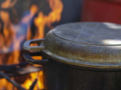 Стара каструля засяє: як відмити посуд від жиру і нагару за 5 хвилин без дорогої хімії