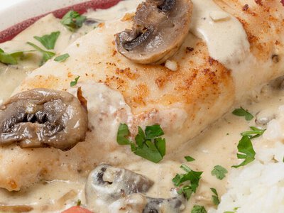 Ніжне куряче філе у вершковому соусі з грибами: вечеря, яка готується за 30 хвилин