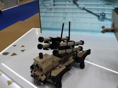 Китай презентував бойового робота, який вражає танки та літаки на 4 км