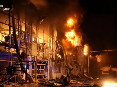 Рятувальники показали, як гасили палаючий автосалон в Одесі після нічної атаки дронів (фото)