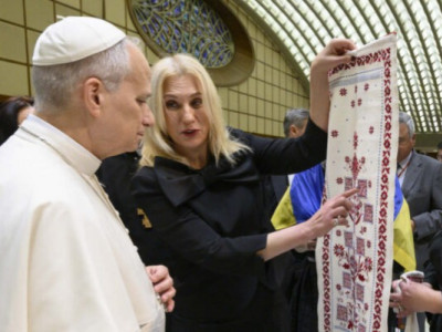 Папі Римському у Ватикані зробили несподіваний подарунок від українців