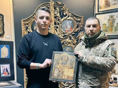 Військовий передав ікону ХІХ століття з окупованого Селидового до музею