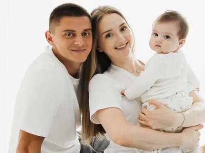 Милота. Дружина Миколенка показала рідкісний особистий кадр Віталія з їхньою маленькою донькою