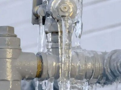 Через розмерзання труб в приватному будинку ціла вулиця у Чернігові залишилася без води