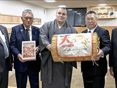 Вінницькому сумоїсту Аонішікі вручили тонну рису за перемогу на Hatsu Basho