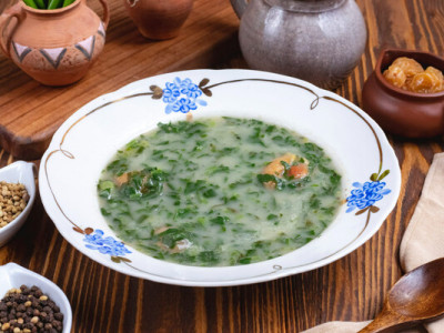 Борщ зі щавлем і яйцем: класика української кухні