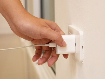 Експерт пояснив, чи варто залишати зарядку в розетці