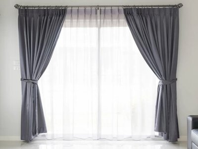 Забудьте про прасувальну дошку: як розгладити штори за 5 хвилин не знімаючи з вікна 