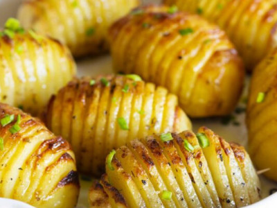 Золотиста картопля у вершковому соусі: хрумка скоринка і ніжність всередині (відео)