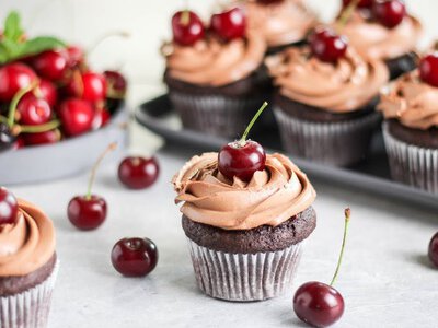 Шоколад і вишня в капкейках: десерт, від якого неможливо відірватися