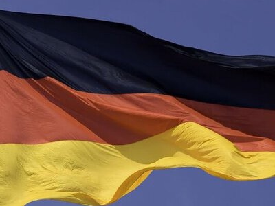 Депутата «АдН» у Бранденбурзі оштрафували на 11 тисяч євро за плакат із жестом, схожим на нацистське вітання