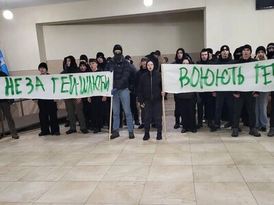 «Не за гей-шлюби воюють герої»: у Рівному група протестувальників зірвала концерт MÉLOVIN 