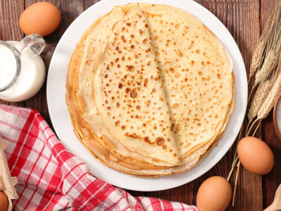 Всього на склянці молока. Як приготувати еластичні млинці на кип'ятку