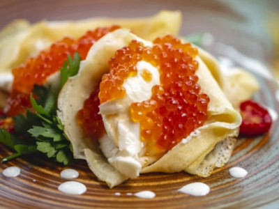 Царська розкіш на тарілці: готуємо млинці з червоною ікрою та рибою