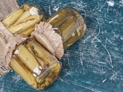 Білий наліт на огірках: коли це ознака корисних бактерій, а коли — небезпечна отрута 