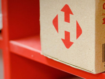 Нова пошта почала доставку посилок зі США в Україну: тарифи та умови