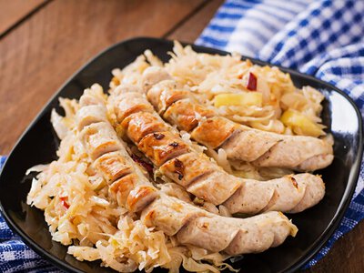 Ця тушкована капуста з ковбасками пахне так, що збігаються всі