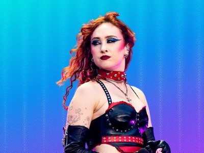 Топлес на червоній доріжці: відома співачка вразила дизайном сукні