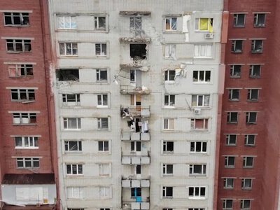 Били прямою наводкою: в яких умовах живуть люди у пошкодженому ворогом гуртожитку