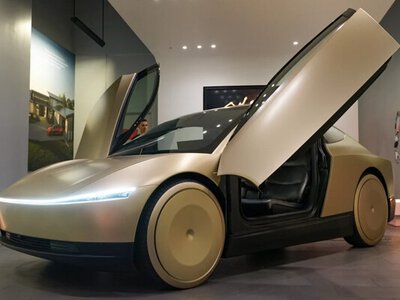 Без керма та педалей: Tesla випустила перший серійний Cybercab (фото)