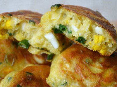 Смак весни! Пухкі оладки з яйцем і зеленою цибулею