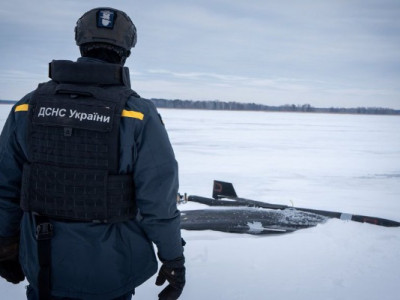 Добиралися за допомогою снігоболотохода: сапери знищили російський БпЛА на Київському водосховищі