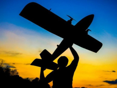 Київська виставка до п’ятих роковин вторгнення збирає кошти для захисників