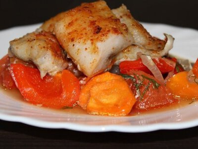 Минтай, тушкований з овочами, на сковороді: рецепт корисного гарячого