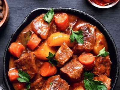 Спробуйте зимовий гуляш з яловичини з перцем і паприкою — густий, ароматний і дуже зігріваючий